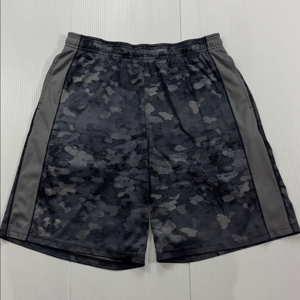 B11. Under Armour Men's Gray Camo Shorts (L)
